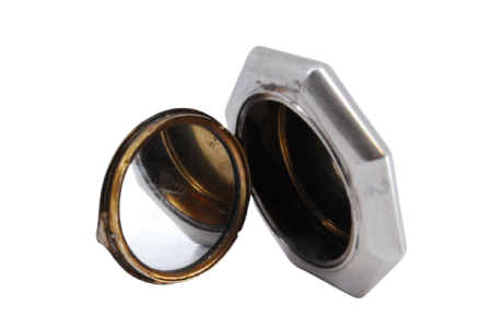 Caixa de toilette em prata de forma octogonal com espelho no interior.